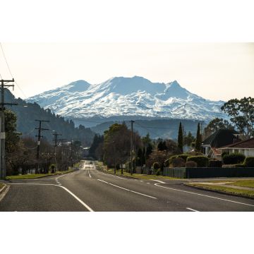 Lais Puzzle - Straße in Ohakune, Neuseeland, mit Mt. Ruapehu und dem Turoa-Skigebiet im Hintergrund - 2.000 Teile