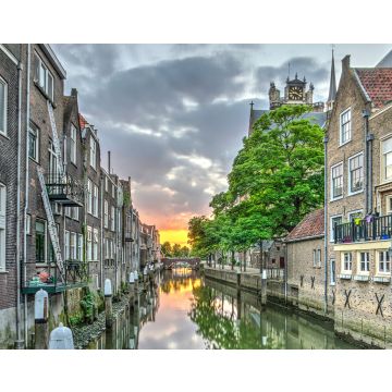 Lais Puzzle - Eine Gracht im alten mittelalterlichen Stadtzentrum von Dordrecht, Niederlande, mit Häusern auf beiden Seiten und einem orangeroten Sonnenuntergang in der Ferne - 40, 100, 200, 500, 1.000 & 2.000 Teile
