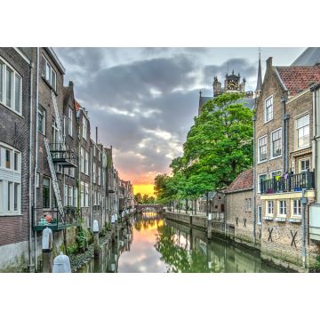 Lais Puzzle - Eine Gracht im alten mittelalterlichen Stadtzentrum von Dordrecht, Niederlande, mit Häusern auf beiden Seiten und einem orangeroten Sonnenuntergang in der Ferne - 1.000 Teile