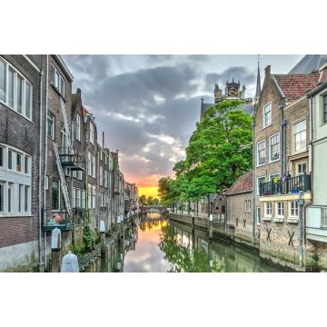 Lais Puzzle - Eine Gracht im alten mittelalterlichen Stadtzentrum von Dordrecht, Niederlande, mit Häusern auf beiden Seiten und einem orangeroten Sonnenuntergang in der Ferne - 2.000 Teile