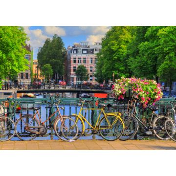 Lais Puzzle - Wunderschöne farbenfrohe Sommerblumen und Fahrräder auf einer Brücke an den berühmten Grachten des Weltkulturerbes in Amsterdam, Niederlande - 1.000 Teile