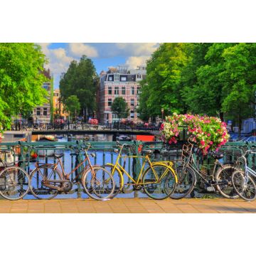 Lais Puzzle - Wunderschöne farbenfrohe Sommerblumen und Fahrräder auf einer Brücke an den berühmten Grachten des Weltkulturerbes in Amsterdam, Niederlande - 2.000 Teile