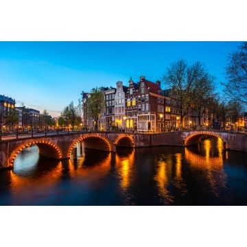 Lais Puzzle - Grachten von Amsterdam bei Nacht. Amsterdam ist die Hauptstadt und bevölkerungsreichste Stadt der Niederlande - 2.000 Teile
