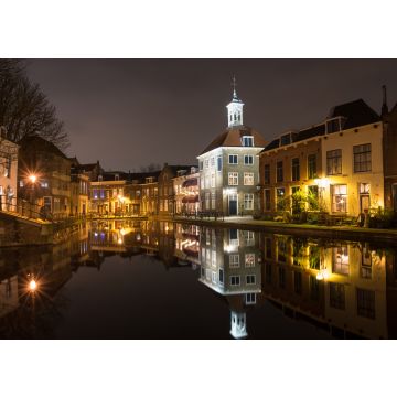 Lais Puzzle - Aussicht auf Gebäude entlang einer Gracht in der historischen Stadt Schiedam, Niederlande. Das hohe Gebäude mit der Turmspitze ist als "The Porters' Guild House" bekannt. - 100, 200, 500, 1.000 & 2.000 Teile