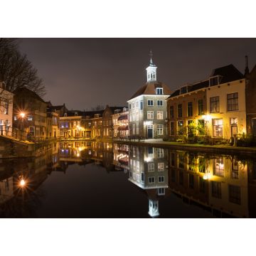 Lais Puzzle - Aussicht auf Gebäude entlang einer Gracht in der historischen Stadt Schiedam, Niederlande. Das hohe Gebäude mit der Turmspitze ist als "The Porters' Guild House" bekannt. - 1.000 Teile