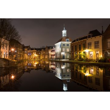Lais Puzzle - Aussicht auf Gebäude entlang einer Gracht in der historischen Stadt Schiedam, Niederlande. Das hohe Gebäude mit der Turmspitze ist als "The Porters' Guild House" bekannt. - 2.000 Teile