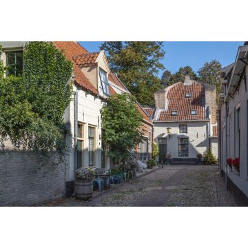 Lais Puzzle - Kleine Straße mit alten kleinen und authentischen Häusern und Blumen im Zentrum von Elburg in den Niederlanden - 2.000 Teile