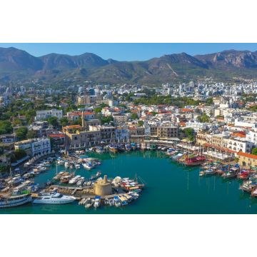 Lais Puzzle - Kyrenia (Girne) ist eine Stadt an der Nordküste Zyperns, bekannt für ihre kopfsteingepflasterte Altstadt und den hufeisenförmigen Hafen - 2.000 Teile