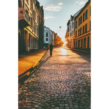 Lais Puzzle - Mann Tourist zu Fuß in Sonnenuntergang Straße Travel Lifestyle Konzept Urlaub Kopfsteinpflaster Straße Alesund Stadt in Norwegen - 2.000 Teile