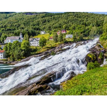 Lais Puzzle - Panorama des kleinen Dorfes Hellesylt mit dem Wasserfall Hellesyltfossen am Geirangerfjord in der Region More og Romsdal in Norwegen - 40, 100, 200, 500, 1.000 & 2.000 Teile