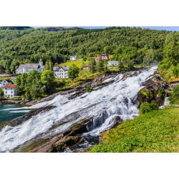 Lais Puzzle - Panorama des kleinen Dorfes Hellesylt mit dem Wasserfall Hellesyltfossen am Geirangerfjord in der Region More og Romsdal in Norwegen - 1.000 Teile