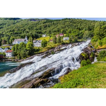 Lais Puzzle - Panorama des kleinen Dorfes Hellesylt mit dem Wasserfall Hellesyltfossen am Geirangerfjord in der Region More og Romsdal in Norwegen - 2.000 Teile