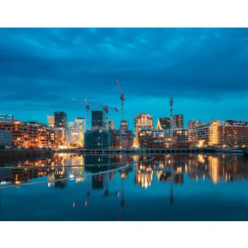 Lais Puzzle - Oslo, Norwegen. Nachtansicht Böschung und mehrstöckiges Wohnhaus im Stadtteil Gamle Oslo - 40, 100, 200, 500, 1.000 & 2.000 Teile