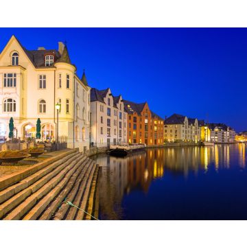 Lais Puzzle - Architektur der Stadt Alesund, die sich bei Nacht im Wasser spiegelt, Norwegen - 40, 100, 200, 500, 1.000 & 2.000 Teile