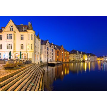 Lais Puzzle - Architektur der Stadt Alesund, die sich bei Nacht im Wasser spiegelt, Norwegen - 1.000 Teile