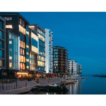 Lais Puzzle - Oslo, Norwegen. Nachtansicht Böschung und Wohn mehrstöckigen Häusern in Aker Brygge Bezirk - 40, 100, 200, 500, 1.000 & 2.000 Teile