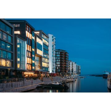 Lais Puzzle - Oslo, Norwegen. Nachtansicht Böschung und Wohn mehrstöckigen Häusern in Aker Brygge Bezirk - 2.000 Teile