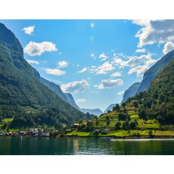 Lais Puzzle - Schönes Fischerdorf Undredal am Fjord in der Nähe der schönen Berge an der Küste der majestätischen Landschaft mit ruhigem Wasser am Aurlandsfjord (Aurlandsfjorden) in Flam, Norwegen - 40, 100, 200, 500, 1.000 & 2.000 Teile