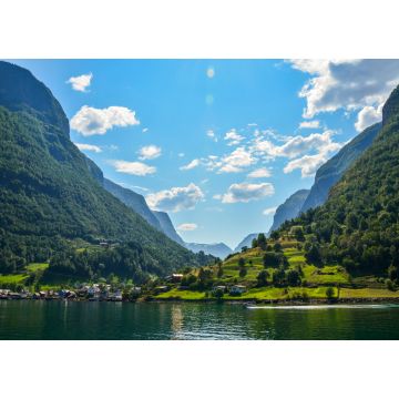 Lais Puzzle - Schönes Fischerdorf Undredal am Fjord in der Nähe der schönen Berge an der Küste der majestätischen Landschaft mit ruhigem Wasser am Aurlandsfjord (Aurlandsfjorden) in Flam, Norwegen - 1.000 Teile