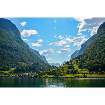 Lais Puzzle - Schönes Fischerdorf Undredal am Fjord in der Nähe der schönen Berge an der Küste der majestätischen Landschaft mit ruhigem Wasser am Aurlandsfjord (Aurlandsfjorden) in Flam, Norwegen - 2.000 Teile