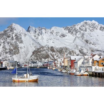 Lais Puzzle - Jachthafen und Stadt vor schneebedecktem Gebirge, Norwegen - 2.000 Teile