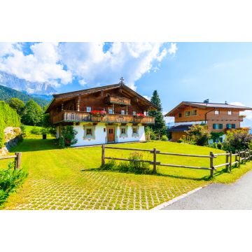 Lais Puzzle - Traditionelle Alpenhäuser im Dorf Going am Wilden Kaiser an einem schönen sonnigen Sommertag, Tirol, Österreich - 2.000 Teile