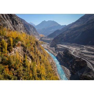 Lais Puzzle - Farbenfroher Herbstblick auf Hunza vom Altit-Fort aus mit Blick auf den blauen Fluss, der entlang der Straße durch die Karakoram-Bergkette fließt, Gilgit-Baltistan, Pakistan - 1.000 Teile