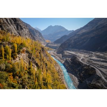 Lais Puzzle - Farbenfroher Herbstblick auf Hunza vom Altit-Fort aus mit Blick auf den blauen Fluss, der entlang der Straße durch die Karakoram-Bergkette fließt, Gilgit-Baltistan, Pakistan - 2.000 Teile