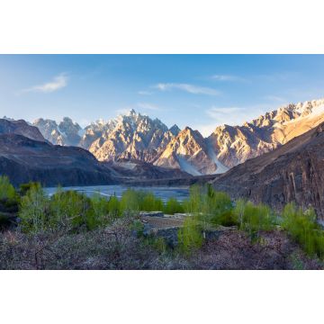 Lais Puzzle - Tupopdan-Berg, auch bekannt als Passu Cones oder Passu Cathedral, große Felsen überall und blaues Kristall des Hunza-Flusses bei Sonnenuntergang, Nordpakistan - 2.000 Teile
