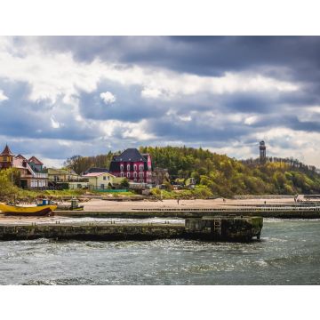 Lais Puzzle - Blick auf Niechorze, kleines Dorf an der Ostseeküste mit Leuchtturm im Hintergrund, Polen - 40, 100, 200, 500, 1.000 & 2.000 Teile