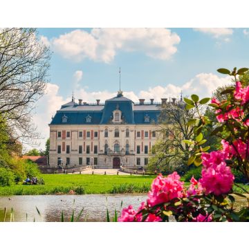Lais Puzzle - Schönes historisches Schloss in bunter Frühlingslandschaft. Neobarockes Schloss in einem Park in Pszczyna in Polen - 40, 100, 200, 500, 1.000 & 2.000 Teile