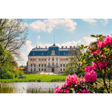 Lais Puzzle - Schönes historisches Schloss in bunter Frühlingslandschaft. Neobarockes Schloss in einem Park in Pszczyna in Polen - 2.000 Teile