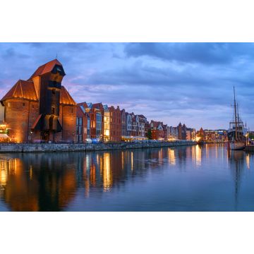 Lais Puzzle - Panoramablick auf den mittelalterlichen Kran und andere alte Gebäude entlang der Uferpromenade in der Altstadt von Danzig am Abend - 2.000 Teile