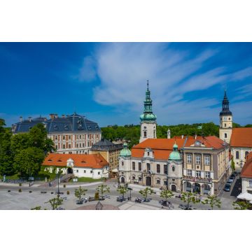 Lais Puzzle - Pszczyna Luftaufnahme. Hauptmarkt in der historischen europäischen Stadt. Bunte alte Gebäude und klarer blauer Himmel. Pszczyna, Oberschlesien, Polen - 2.000 Teile