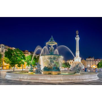 Lais Puzzle - Romantische Straße in Lissabon. Springbrunnen im Zentrum bei Nacht - 2.000 Teile