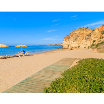 Lais Puzzle - Spaziergang am schönen Sandstrand Praia da Rocha und zwei Sonnenschirme in der Ferne, Region Algarve, Portugal - 40, 100, 200, 500, 1.000 & 2.000 Teile