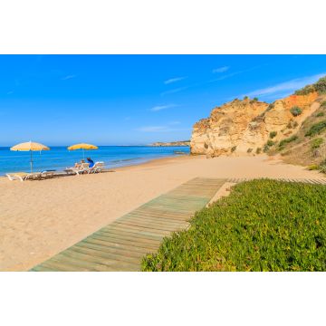 Lais Puzzle - Spaziergang am schönen Sandstrand Praia da Rocha und zwei Sonnenschirme in der Ferne, Region Algarve, Portugal - 2.000 Teile