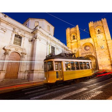 Lais Puzzle - Straßenbahn vor der Kathedrale von Lissabon bei Nacht - 40, 100, 200, 500, 1.000 & 2.000 Teile