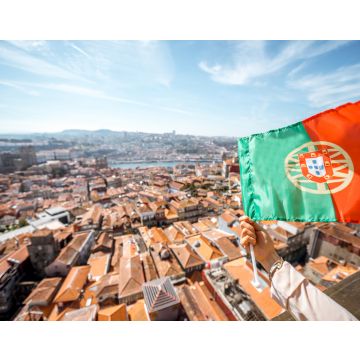 Lais Puzzle - Luftbildansicht der Altstadt mit portugiesischer Flagge in Porto, Portugal - 40, 100, 200, 500, 1.000 & 2.000 Teile