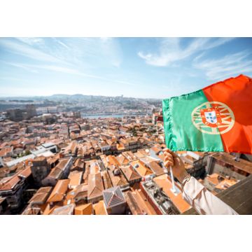 Lais Puzzle - Luftbildansicht der Altstadt mit portugiesischer Flagge in Porto, Portugal - 1.000 Teile