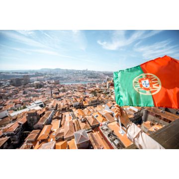 Lais Puzzle - Luftbildansicht der Altstadt mit portugiesischer Flagge in Porto, Portugal - 2.000 Teile