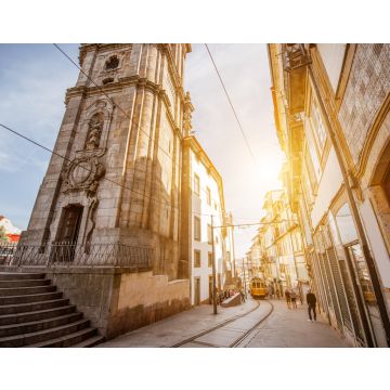 Lais Puzzle - Straßenansicht mit dem Turm der Klerikerkirche mit einer Straßenbahn im Retro-Stil während des Sonnenaufgangs in der Stadt Porto, Portugal - 40, 100, 200, 500, 1.000 & 2.000 Teile