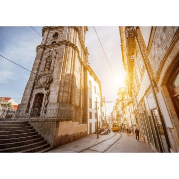Lais Puzzle - Straßenansicht mit dem Turm der Klerikerkirche mit einer Straßenbahn im Retro-Stil während des Sonnenaufgangs in der Stadt Porto, Portugal - 1.000 Teile