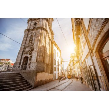 Lais Puzzle - Straßenansicht mit dem Turm der Klerikerkirche mit einer Straßenbahn im Retro-Stil während des Sonnenaufgangs in der Stadt Porto, Portugal - 2.000 Teile