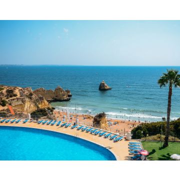Lais Puzzle - Leerer Swimmingpool mit Blick auf den Strand Cova Redonda an der Algarve, Portugal, im Sommer - Thema Urlaubsparadies - 40, 100, 200, 500, 1.000 & 2.000 Teile