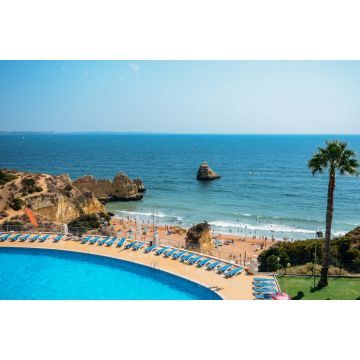 Lais Puzzle - Leerer Swimmingpool mit Blick auf den Strand Cova Redonda an der Algarve, Portugal, im Sommer - Thema Urlaubsparadies - 2.000 Teile