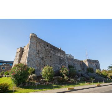 Lais Puzzle - Alte Steinmauern der Zitadelle von Cascais (Cidadela de Cascais) in Cascais, Portugal, an einem sonnigen Tag im Sommer - 2.000 Teile