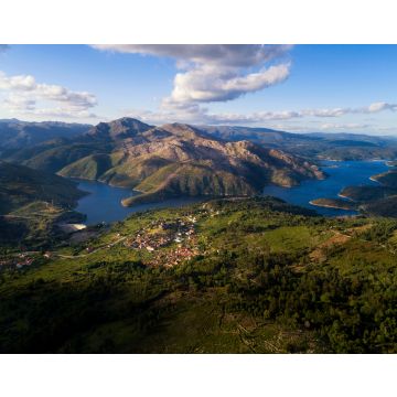 Lais Puzzle - Panoramablick aus der Luft auf das historische Dorf Lindoso mit den umliegenden Bergen und dem See im Nationalpark Peneda Geres in Portugal - 40, 100, 200, 500, 1.000 & 2.000 Teile