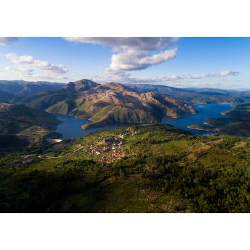 Lais Puzzle - Panoramablick aus der Luft auf das historische Dorf Lindoso mit den umliegenden Bergen und dem See im Nationalpark Peneda Geres in Portugal - 1.000 Teile