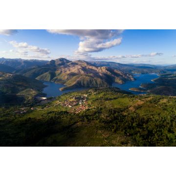 Lais Puzzle - Panoramablick aus der Luft auf das historische Dorf Lindoso mit den umliegenden Bergen und dem See im Nationalpark Peneda Geres in Portugal - 2.000 Teile